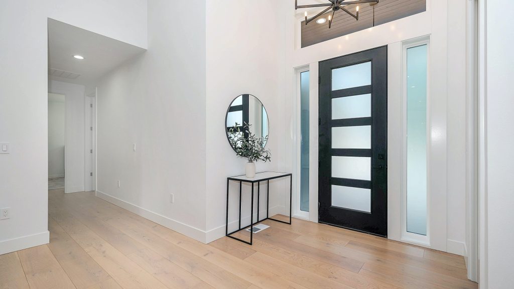 Donnez du style à votre maison avec une porte d'entrée noire !