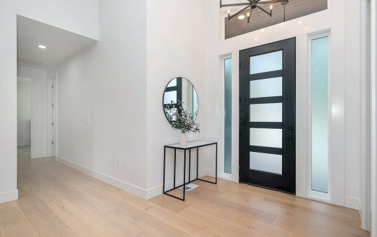 Donnez du style à votre maison avec une porte d'entrée noire !