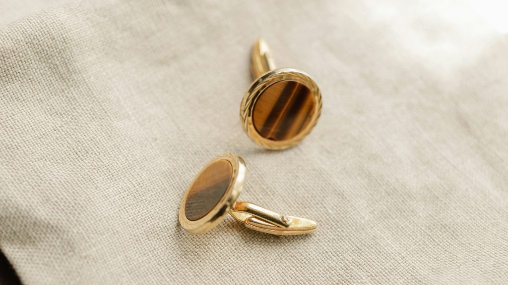 Les boutons de manchette : un cadeau vedette pour les fiançailles !