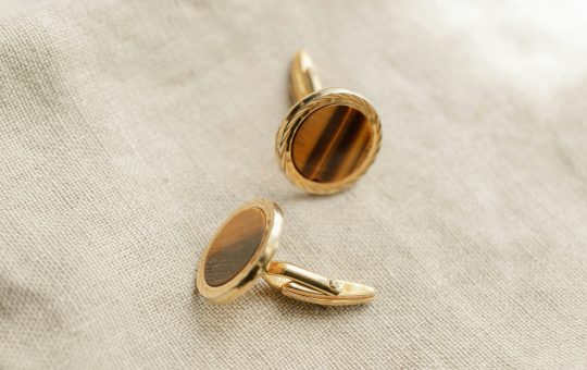 Les boutons de manchette : un cadeau vedette pour les fiançailles !