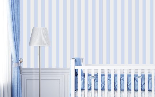Transformez la chambre de votre enfant avec du papier peint à rayures colorées