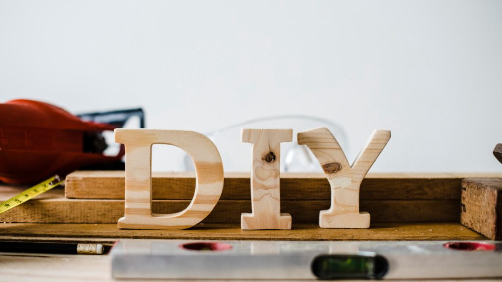 DIY déco : allier béton brut et technologie sans fil pour un objet unique