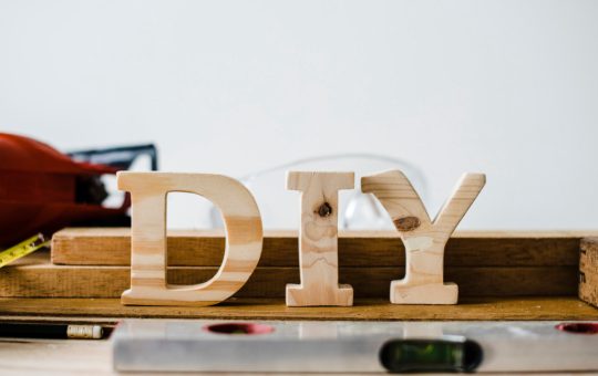 DIY déco : allier béton brut et technologie sans fil pour un objet unique