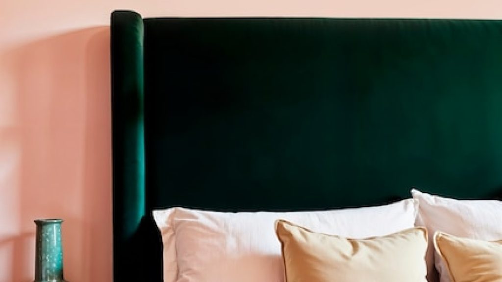 Pour quel lit une tête de lit 160 est-elle adaptée ?