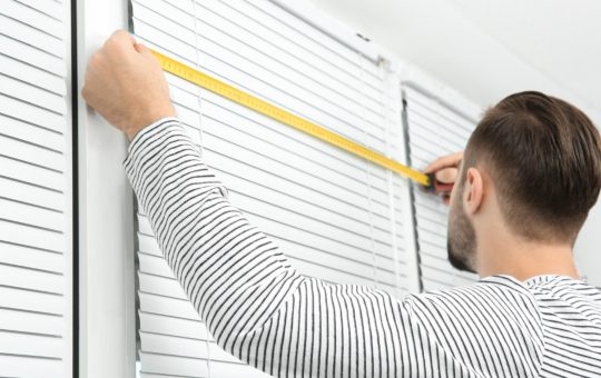 Pourquoi choisir un store sur mesure pour votre maison ou bureau ?