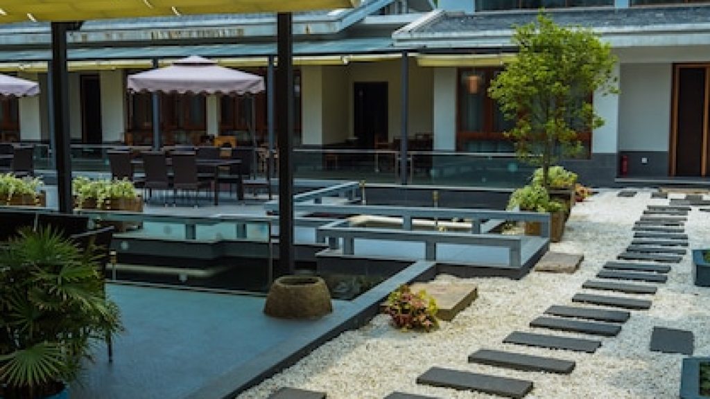Idées d’aménagement sous une pergola pour un espace extérieur confortable