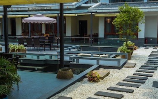 Idées d’aménagement sous une pergola pour un espace extérieur confortable
